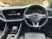 VOLKSWAGEN TOUAREG 2018 (68)